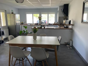 Gîte confortable avec piscine, parking et Wi-Fi à La Suze-sur-Sarthe - FR-1-410-399